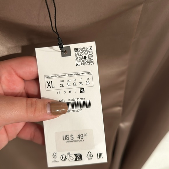 New Zara -LINE SILHOUETTE SATIN EFFECT SKIRT - Picture 4 of 8